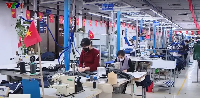 Người lao động ngóng thưởng để sắm Tết - Ảnh 1.