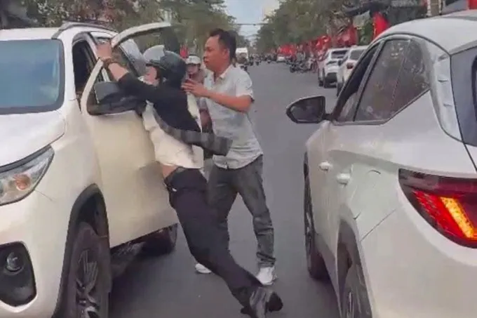 Khởi tố người đ&agrave;n &ocirc;ng h&agrave;nh hung giữa đường sau clip lan truyền tr&ecirc;n mạng- Ảnh 1.