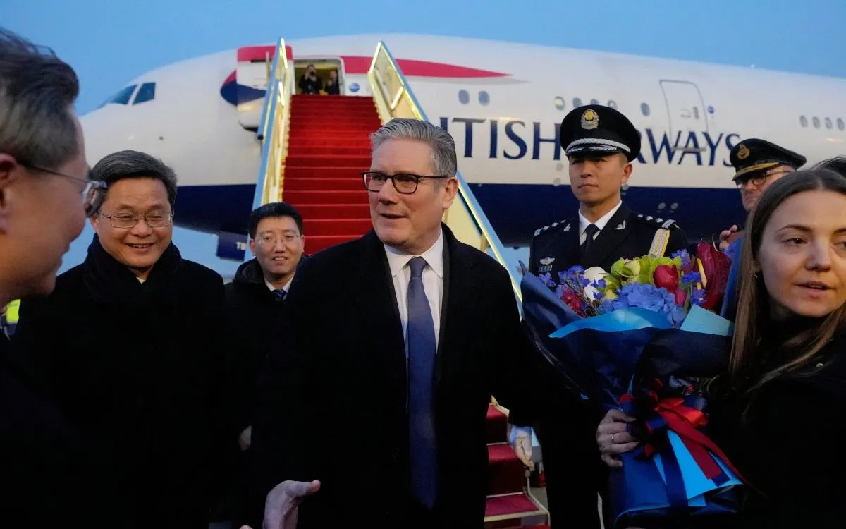Thủ tướng Anh Keir Starmer tới sân bay Bắc Kinh, ngày 28/1/2026 (Ảnh: AFP)