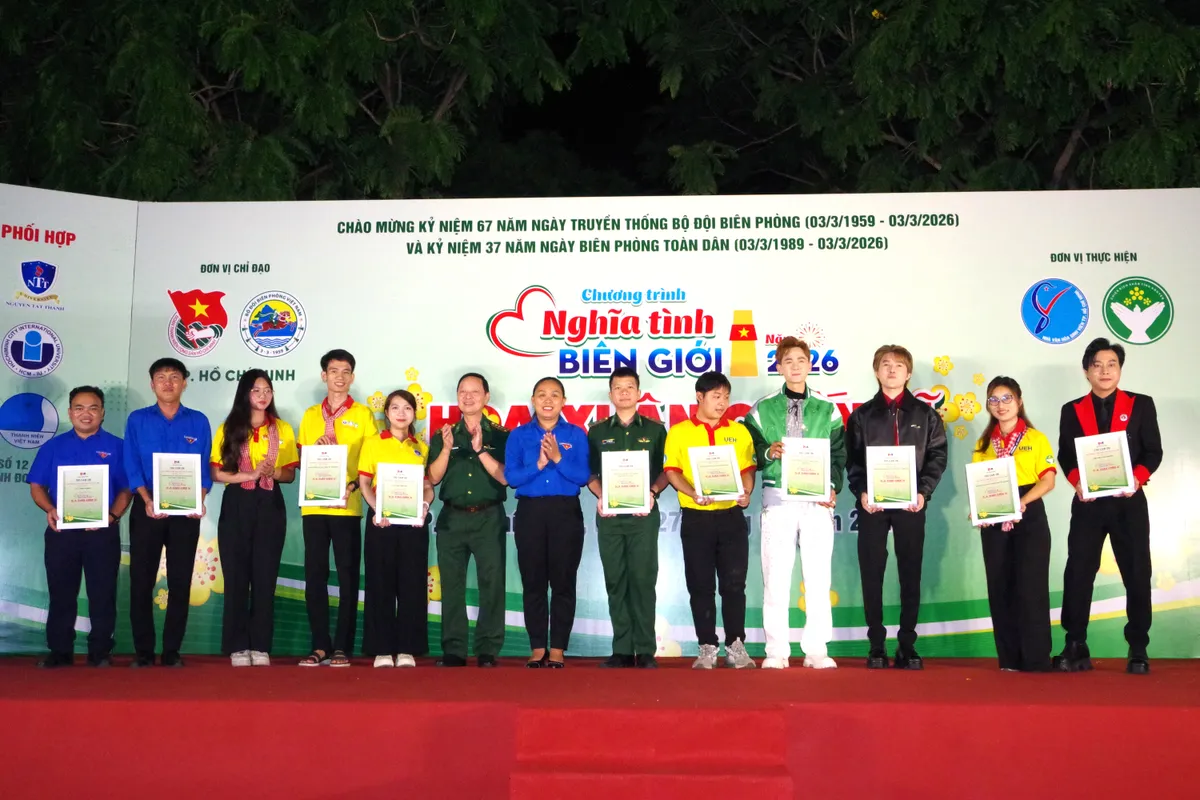 Tuổi trẻ TP Hồ Ch&iacute; Minh lan tỏa &ldquo;Nghĩa t&igrave;nh bi&ecirc;n giới&rdquo; dịp Tết - Ảnh 1.