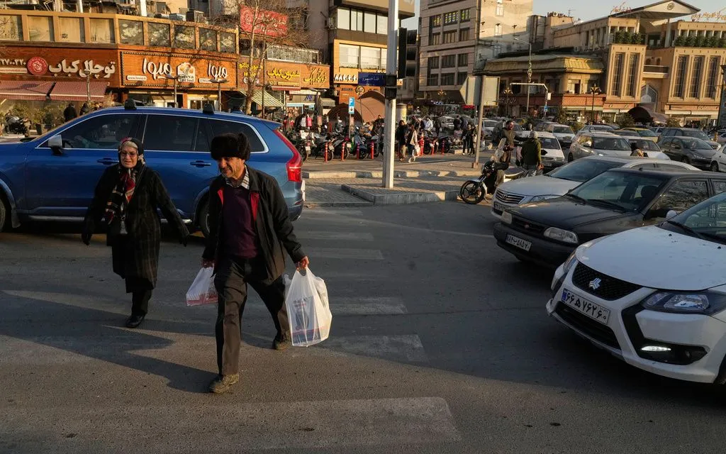 Người dân đi lại tại Quảng trường Tajrish, phía Bắc Tehran, Iran, ngày 27/1/2026. (Ảnh: AP)