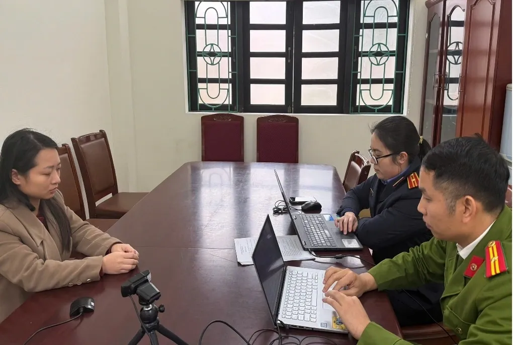 Giả danh c&aacute;n bộ địa ch&iacute;nh, người phụ nữ chiếm đoạt gần 1 tỷ đồng- Ảnh 1.