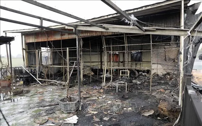 Hiện trường vụ cháy tại xã Vĩnh Hưng sau khi ngọn lửa được khống chế.