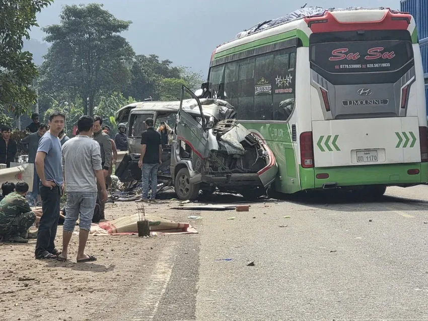 Xe khách va chạm xe hạ tải trên Quốc lộ, 2 người tử vong- Ảnh 2. Xe khách va chạm xe hạ tải trên Quốc lộ, 2 người tử vong- Ảnh 2.