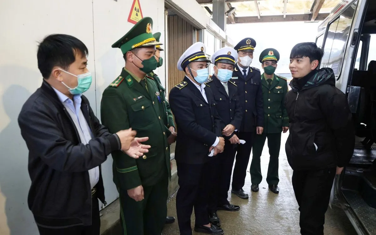 Giám sát người nhập cảnh tại Cửa khẩu Quốc tế Cầu Treo, Hà Tĩnh. Ảnh: Sở Y tế Hà Tĩnh