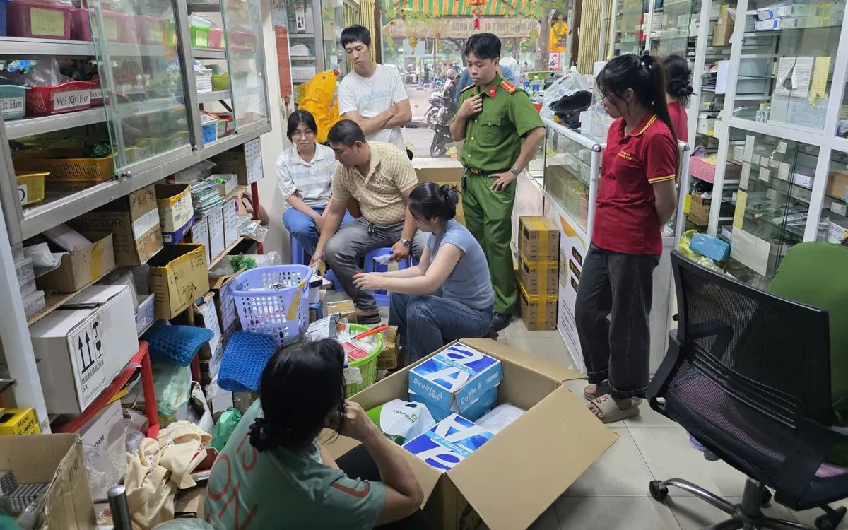Lực lượng công an phát hiện, thu giữ các sản phẩm không có hóa đơn, chứng từ chứng minh nguồn gốc hợp pháp. Ảnh: PC03