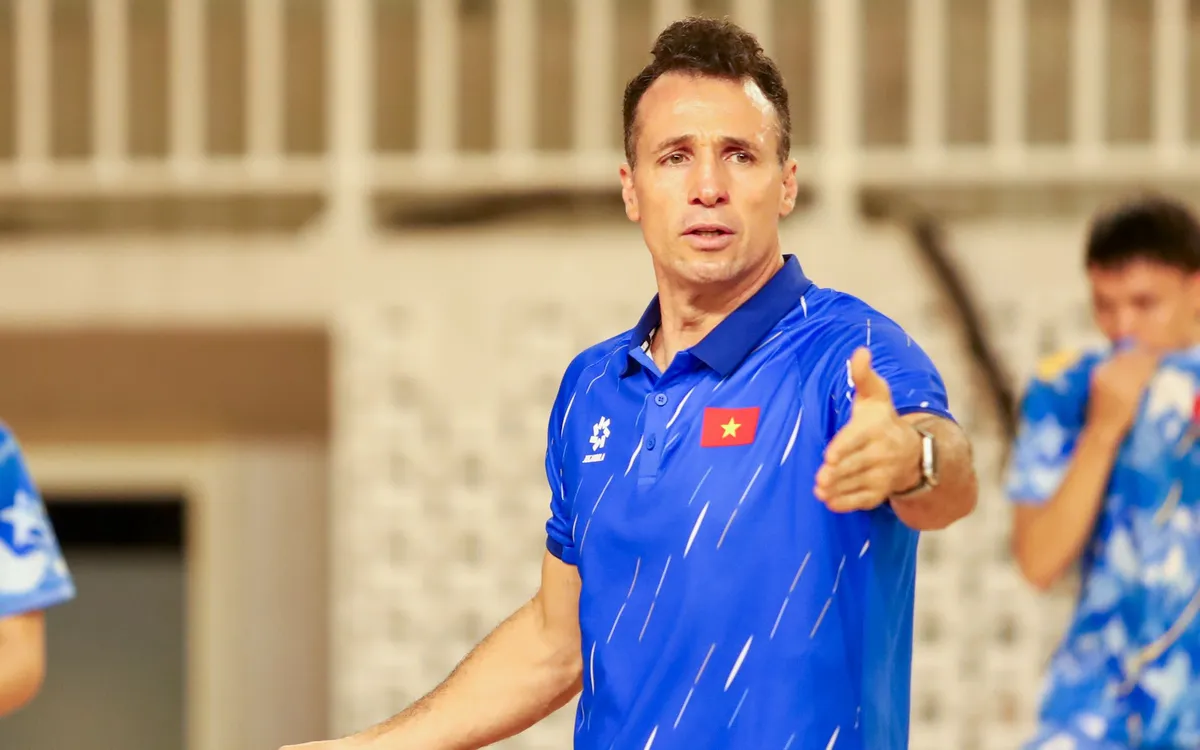 Ở trận ra quân, ĐT futsal Việt Nam đã giành chiến thắng trước ĐT futsal Kuwait. Tuy nhiên, việc để lọt lưới 4 bàn vẫn là con số khiến ban huấn luyện phải suy ngẫm. Dù vậy, theo HLV Diego Giustozzi, điều quan trọng là đội tuyển đã ghi được nhiều bàn thắng hơn đối thủ. (Ảnh: VFF)