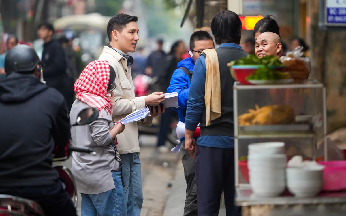 Đạo diễn Minh Beta trên trường quay phim Tết - Mùi phở