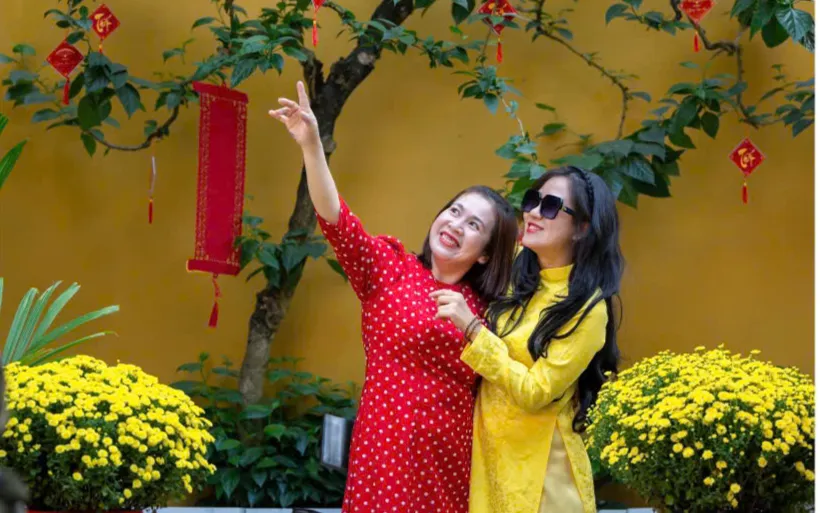 Tà áo dài trong nắng xuân miền Trung.