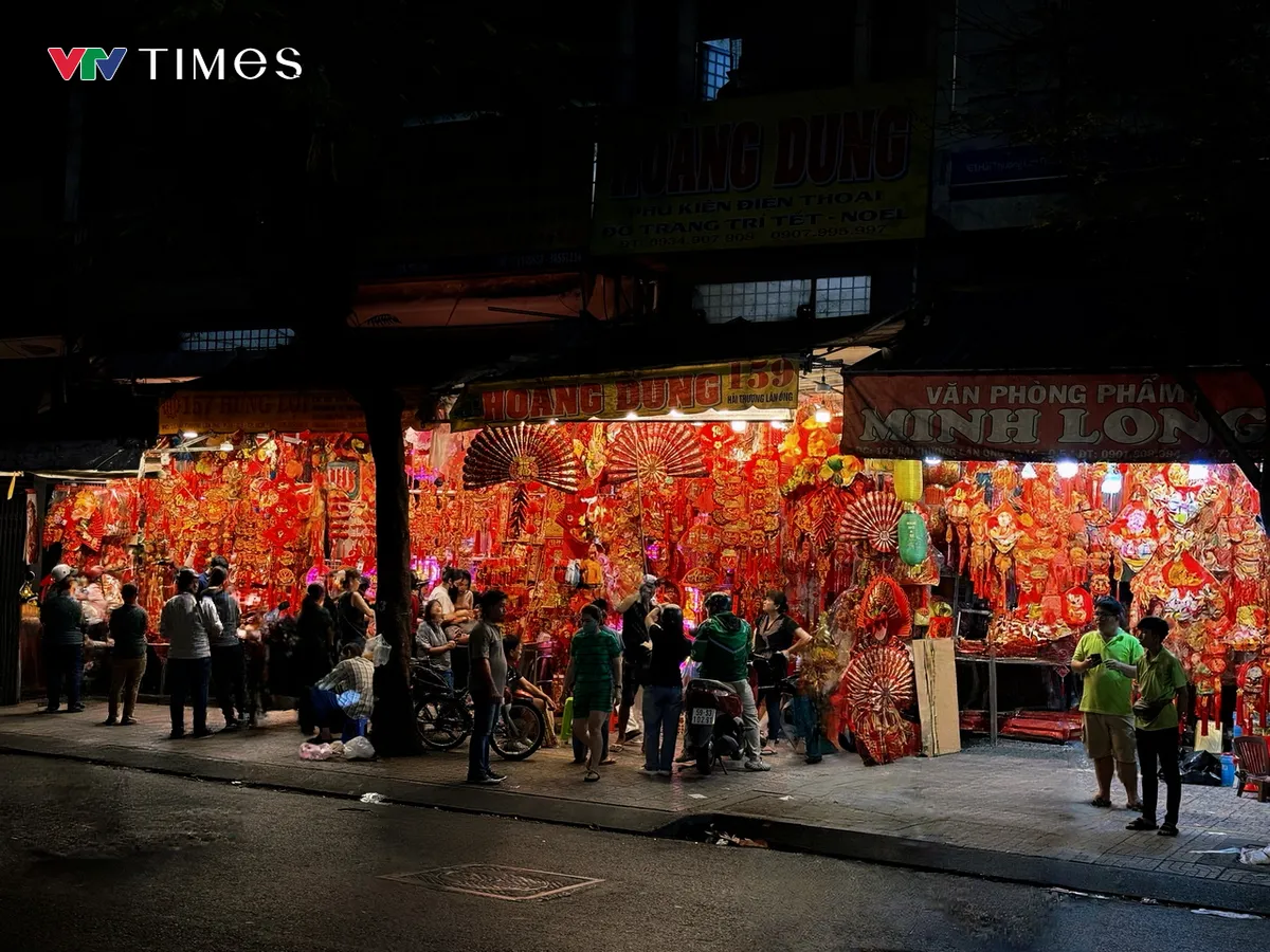 Chợ truyền thống ở TP Hồ Ch&iacute; Minh chuyển m&igrave;nh đ&oacute;n Xu&acirc;n - Ảnh 2.