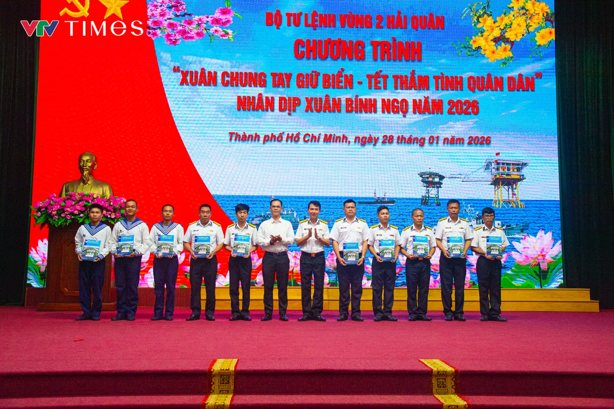 Ấm &aacute;p chương tr&igrave;nh &ldquo;Xu&acirc;n chung tay giữ biển &ndash; Tết thắm t&igrave;nh qu&acirc;n d&acirc;n&rdquo; - Ảnh 2.