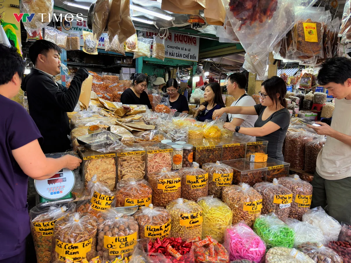 Chợ truyền thống ở TP Hồ Ch&iacute; Minh chuyển m&igrave;nh đ&oacute;n Xu&acirc;n - Ảnh 4.