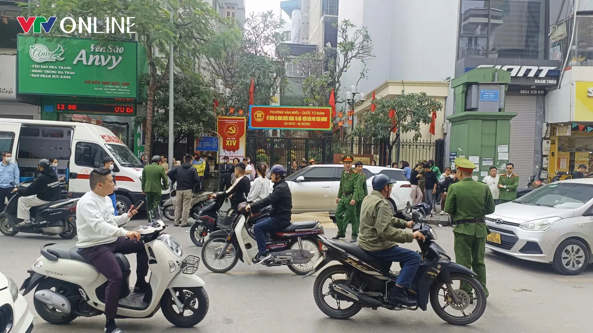 Hà Nội: Người dân hợp sức nâng ô tô đưa một phụ nữ mắc kẹt ra ngoài - Ảnh 1.