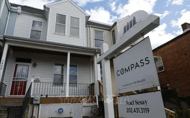 Một ngôi nhà treo biển rao bán tại Washington, DC, Mỹ ngày 19/10/2022. Ảnh tư liệu: THX/TTXVN