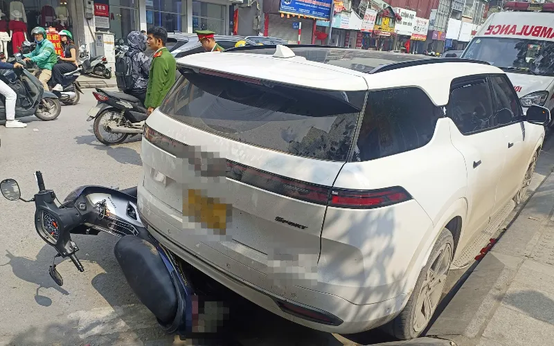 Tạm giữ tài xế ô tô lùi xe khiến 2 phụ nữ thương vong trên phố Khâm Thiên - Ảnh 1.