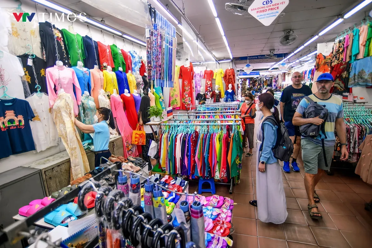 Chợ truyền thống ở TP Hồ Ch&iacute; Minh chuyển m&igrave;nh đ&oacute;n Xu&acirc;n - Ảnh 7.