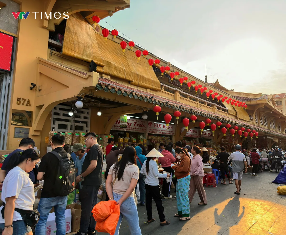 Chợ truyền thống ở TP Hồ Ch&iacute; Minh chuyển m&igrave;nh đ&oacute;n Xu&acirc;n - Ảnh 3.