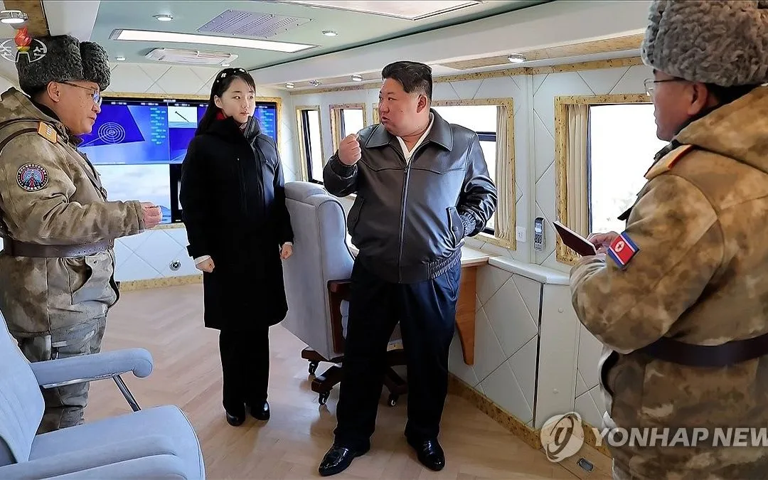 Chủ tịch Triều Tiên Kim Jong-un cùng với con gái Ju-ae, đang thị sát vụ thử nghiệm hệ thống phóng tên lửa đa nòng cỡ lớn tại một địa điểm không xác định vào ngày 27/1/2026 (Ảnh: Yonhap)