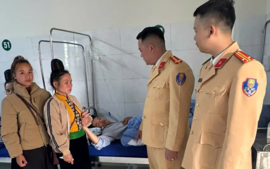 Trung tá Nguyễn Mạnh Cường và Đại úy Trần Xuân Thành kịp thời đưa anh Hà Văn Thiết bị tai nạn giao thông đến Bệnh viện đa khoa tỉnh Sơn La cấp cứu