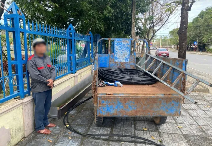 Ph&aacute;t hiện &ldquo;đầu nậu&rdquo; ti&ecirc;u thụ gần 600 mũ bảo hiểm trộm cắp ở trung t&acirc;m Đ&agrave; Nẵng - Ảnh 2.