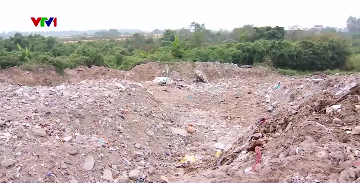 H&agrave; Nội: Khởi tố vụ đổ chất thải x&acirc;y dựng quy m&ocirc; lớn tại B&aacute;t Tr&agrave;ng - Ảnh 3.
