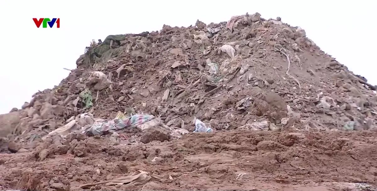 H&agrave; Nội: Khởi tố vụ đổ chất thải x&acirc;y dựng quy m&ocirc; lớn tại B&aacute;t Tr&agrave;ng - Ảnh 2.