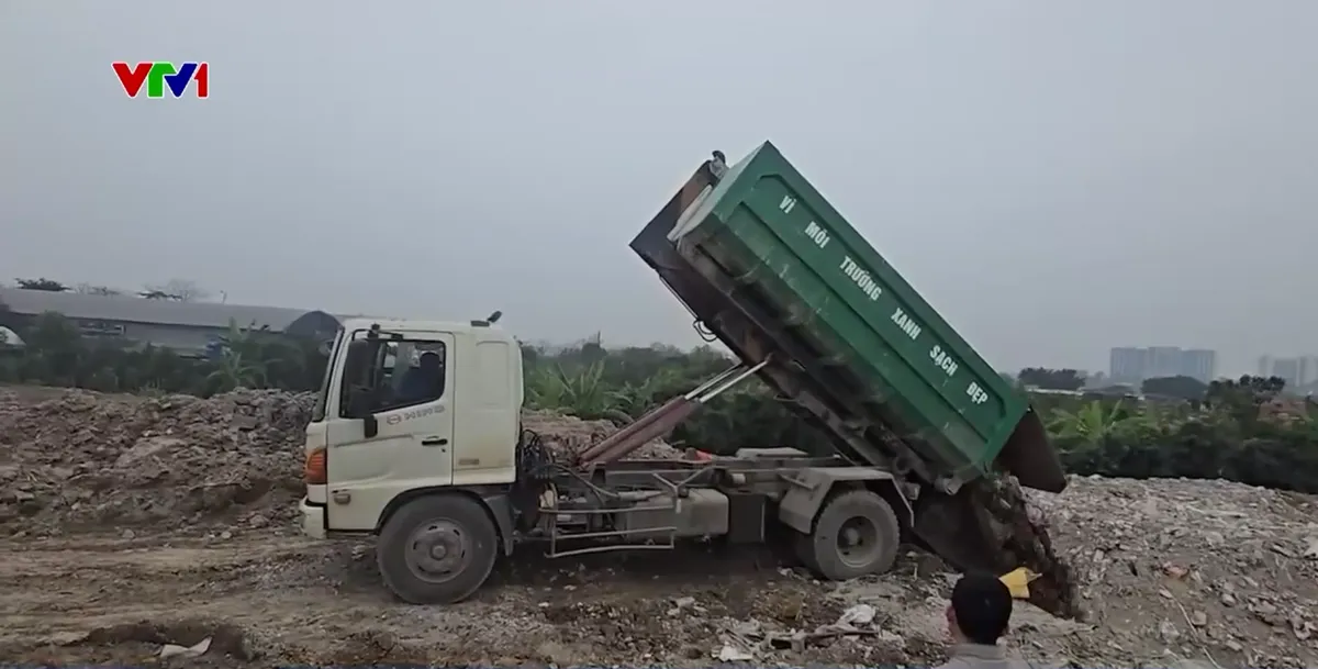 H&agrave; Nội: Khởi tố vụ đổ chất thải x&acirc;y dựng quy m&ocirc; lớn tại B&aacute;t Tr&agrave;ng - Ảnh 5.