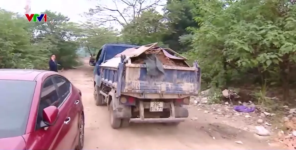 H&agrave; Nội: Khởi tố vụ đổ chất thải x&acirc;y dựng quy m&ocirc; lớn tại B&aacute;t Tr&agrave;ng - Ảnh 4.