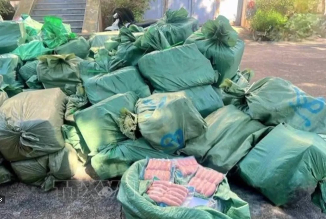 Phát hiện kho xúc xích, chả mực “bẩn” chờ tuồn ra thị trường dịp Tết- Ảnh 1. Phát hiện kho xúc xích, chả mực “bẩn” chờ tuồn ra thị trường dịp Tết- Ảnh 1.