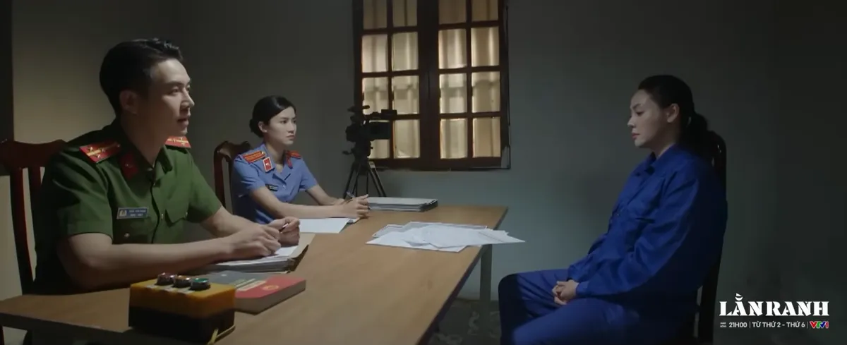 Lằn ranh - Tập 57: Chuyện t&igrave;nh cảm của &ocirc;ng S&aacute;ch v&agrave; Trinh bị phanh phui?- Ảnh 1.