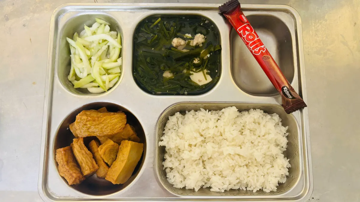 Xung quanh nghi vấn thực phẩm kh&ocirc;ng đảm bảo an to&agrave;n v&agrave;o suất ăn b&aacute;n tr&uacute; trong trường học- Ảnh 2.