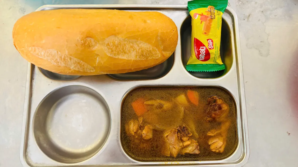 Xung quanh nghi vấn thực phẩm kh&ocirc;ng đảm bảo an to&agrave;n v&agrave;o suất ăn b&aacute;n tr&uacute; trong trường học- Ảnh 1.