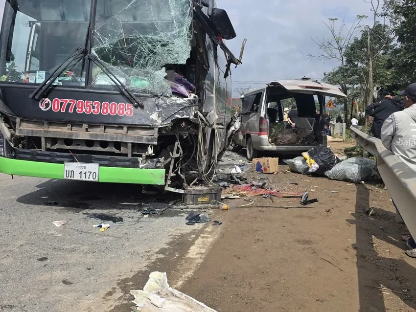 Xe khách va chạm xe hạ tải trên Quốc lộ, 2 người tử vong- Ảnh 1. Xe khách va chạm xe hạ tải trên Quốc lộ, 2 người tử vong- Ảnh 1.