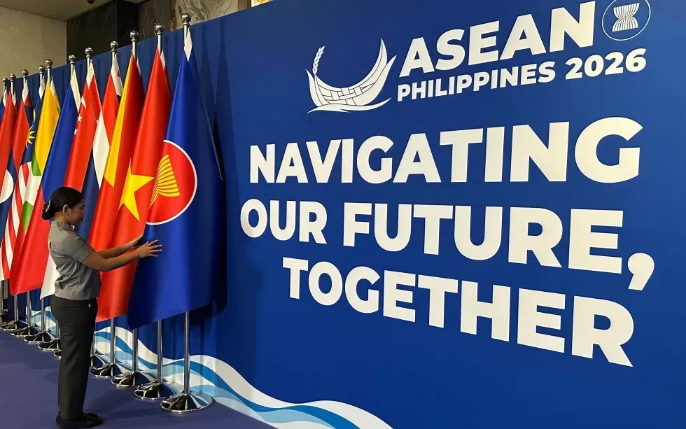Cờ ASEAN được chỉnh lại tại thành phố Cebu, Philippines, ngày 28/1/2026 (Ảnh: AP)