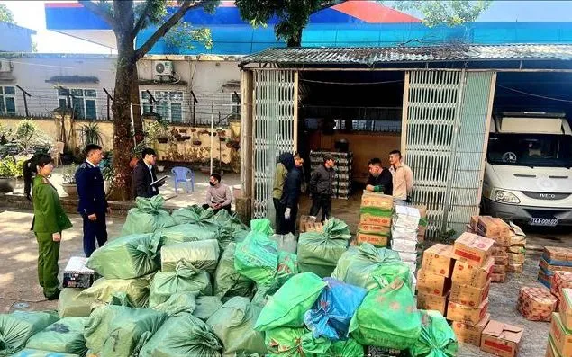 ​Tại hiện trường, lực lượng chức năng phát hiện và thu giữ tổng cộng 3.790 kg thực phẩm các loại.