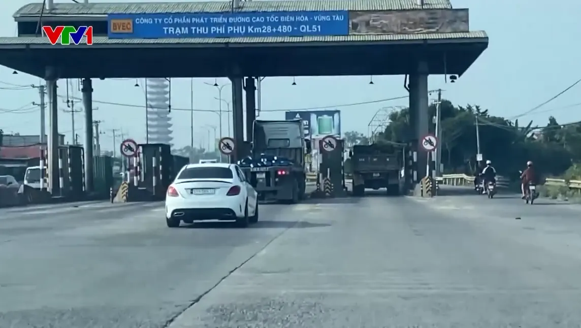 Nhiều trạm thu ph&iacute; bỏ hoang, tiềm ẩn nguy hiểm tr&ecirc;n Quốc lộ 51 - Ảnh 1.