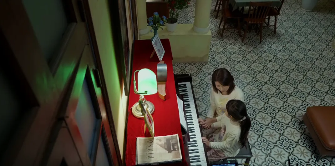 Gia đình trái dấu - Tập 26: Vợ đi bar về khuya, chồng ở nhà pha sẵn nước ngâm chân- Ảnh 1. Gia đình trái dấu - Tập 26: Vợ đi bar về khuya, chồng ở nhà pha sẵn nước ngâm chân- Ảnh 1.