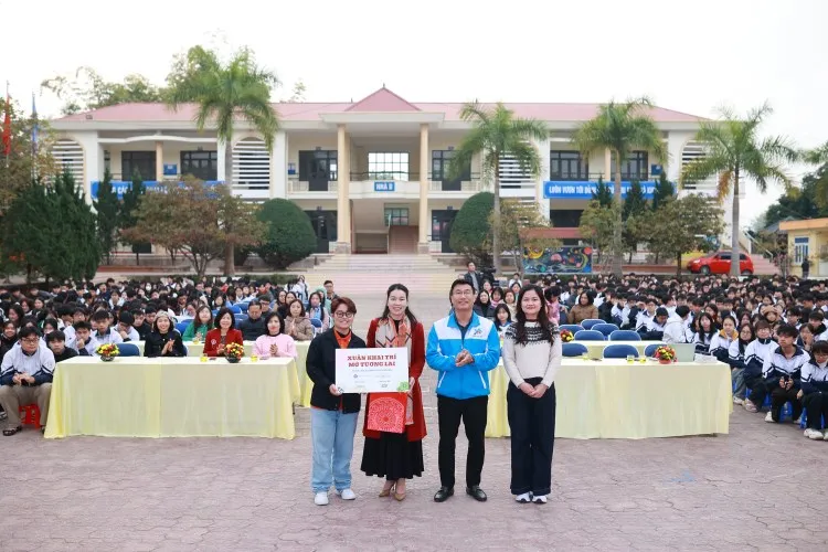 Trao tặng bộ học liệu AI cho hơn 2.100 học sinh tỉnh Điện Bi&ecirc;n - Ảnh 1.