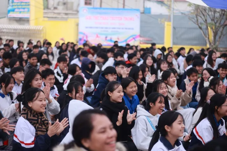 Trao tặng bộ học liệu AI cho hơn 2.100 học sinh tỉnh Điện Bi&ecirc;n - Ảnh 2.