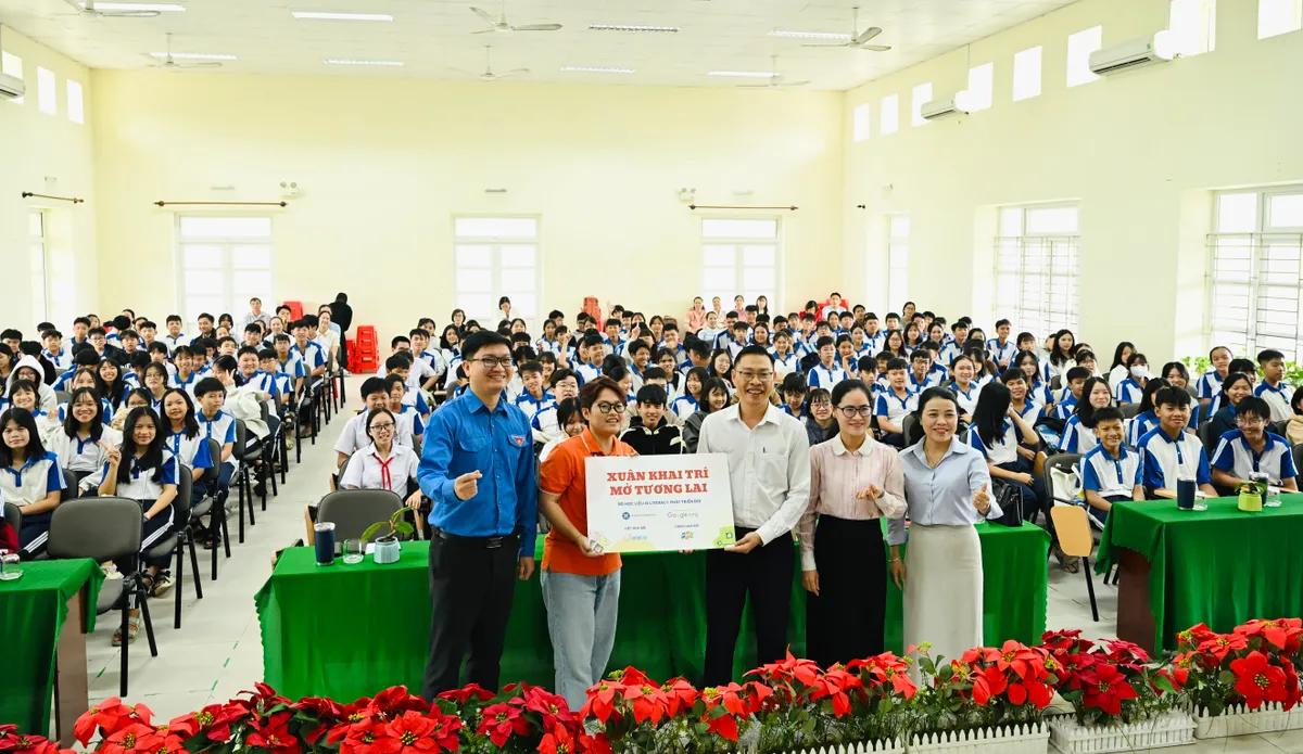 Trao tặng bộ học liệu AI cho hơn 2.100 học sinh tỉnh Điện Bi&ecirc;n - Ảnh 3.