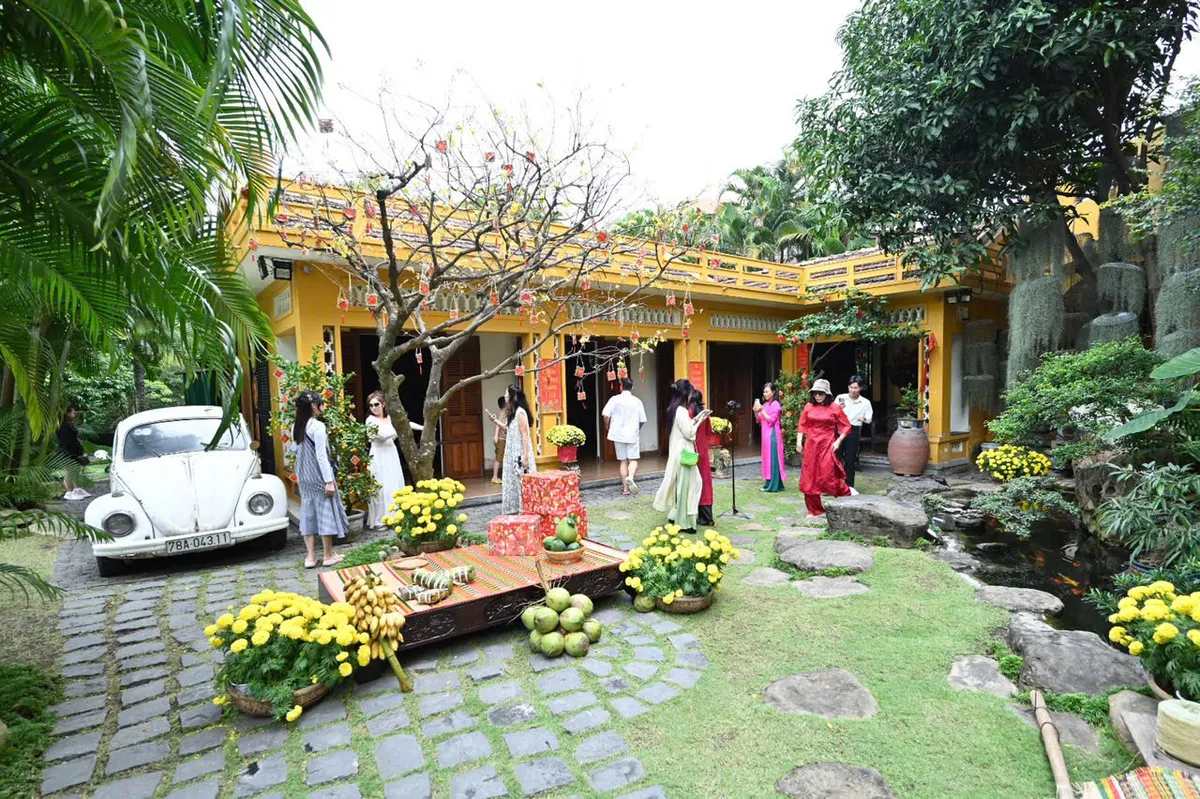 Tà áo dài trong nắng xuân miền Trung- Ảnh 2. Tà áo dài trong nắng xuân miền Trung- Ảnh 2.