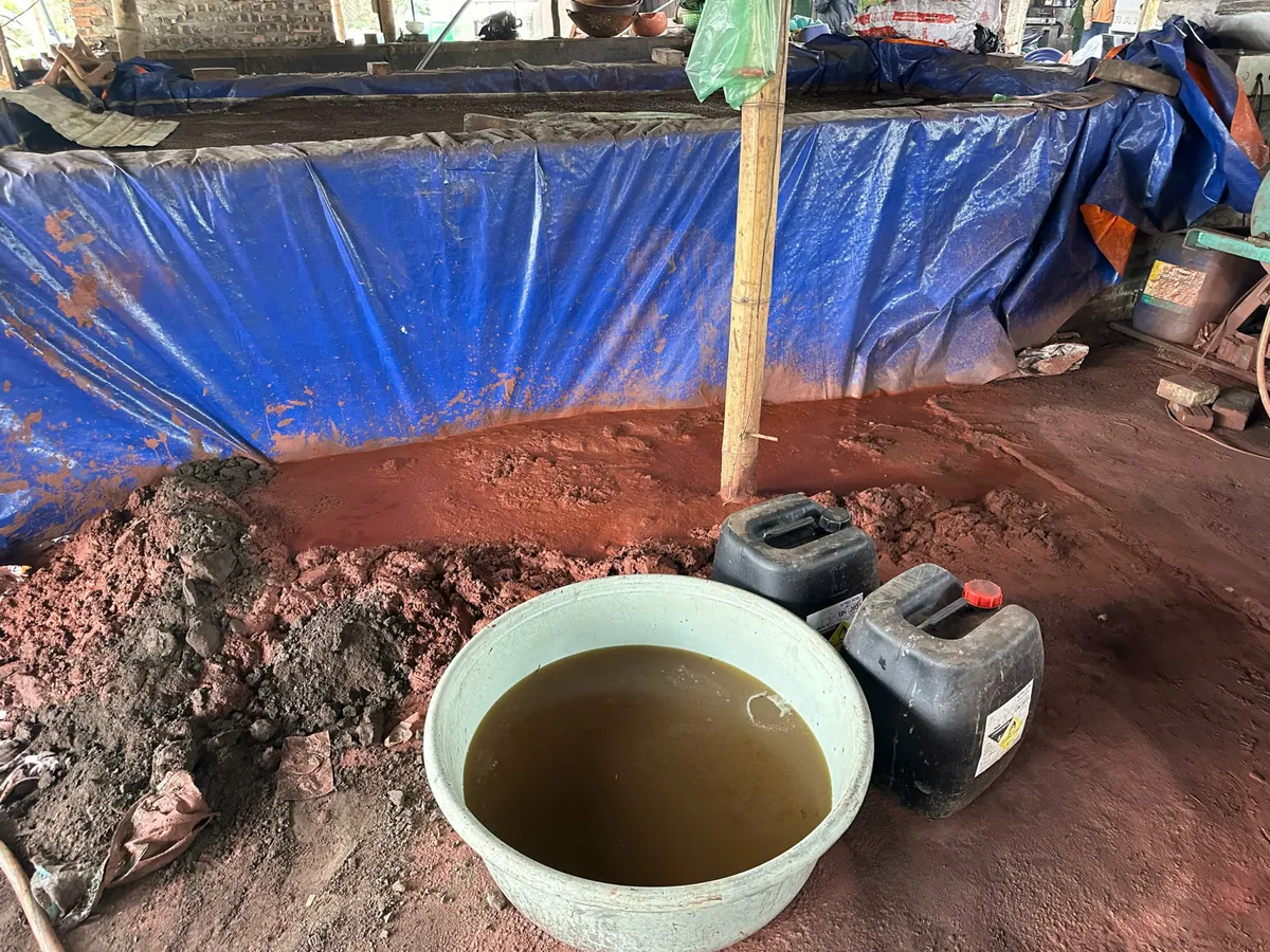 Hà Nội: Hơn 6,7 tấn chất thải nguy hại bị đổ trái phép ven sông Đuống - Ảnh 1.