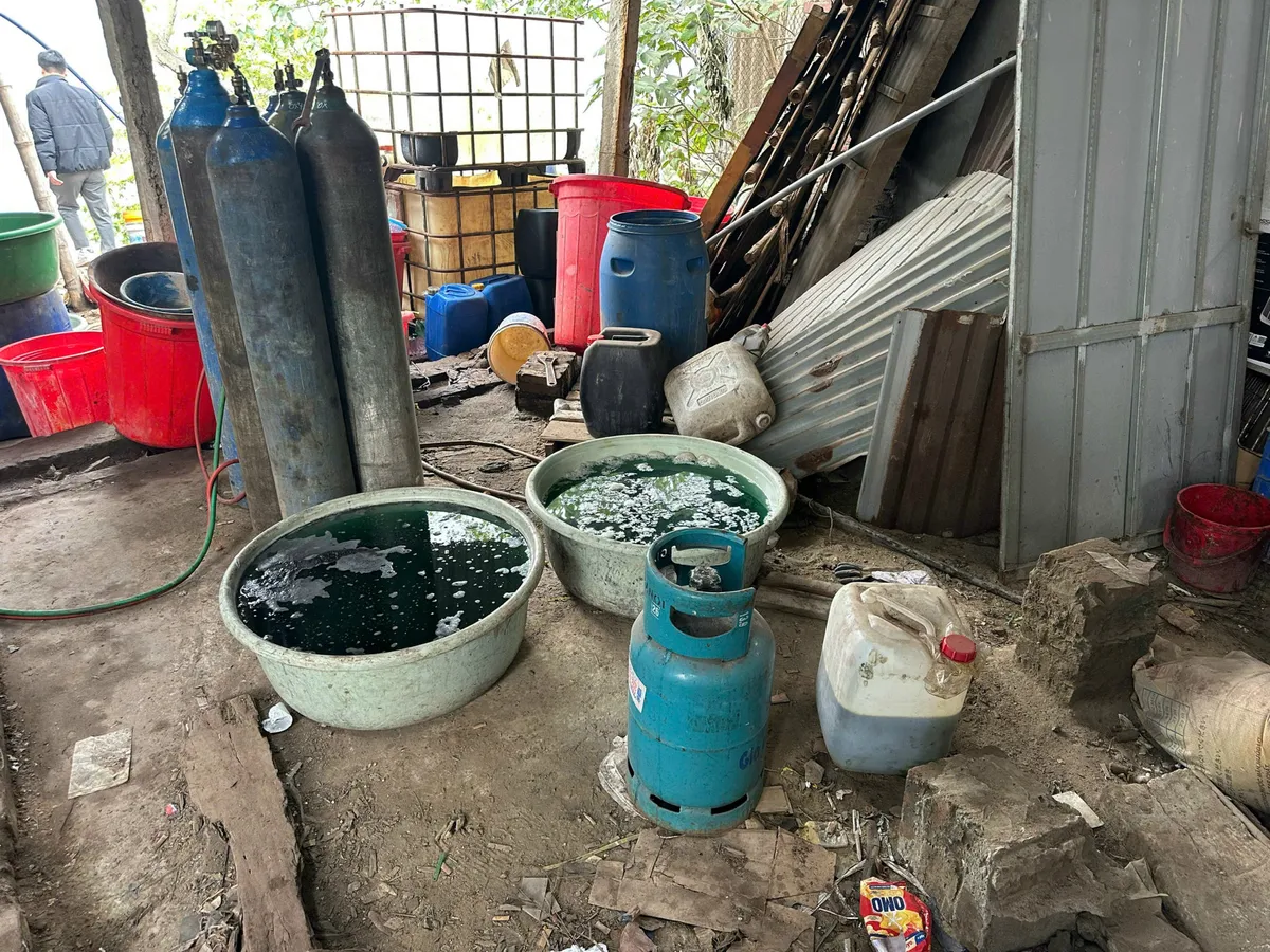 Hà Nội: Hơn 6,7 tấn chất thải nguy hại bị đổ trái phép ven sông Đuống - Ảnh 4.