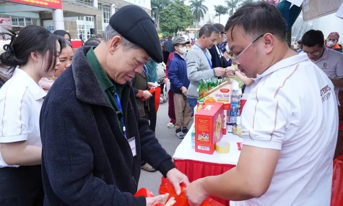 Phi&ecirc;n chợ 0 đồng mang Tết sớm đến với bệnh nh&acirc;n ung thư tại Bệnh viện K- Ảnh 1.