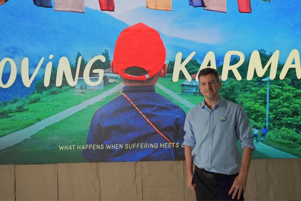 Phim tài liệu "Loving Karma" – Hành trình 12 năm thay đổi cuộc đời cô bé Tashi - Ảnh 1.