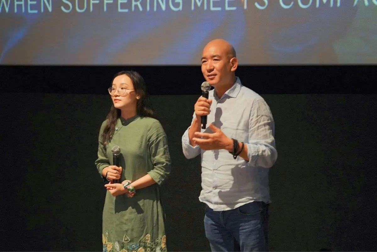 Phim tài liệu "Loving Karma" – Hành trình 12 năm thay đổi cuộc đời cô bé Tashi - Ảnh 2.