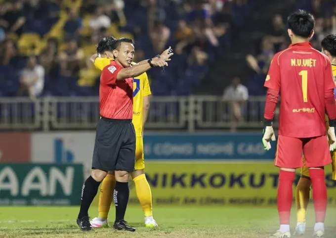 Hai trọng t&agrave;i Malaysia cầm c&ograve;i trận &ldquo;chung kết sớm&rdquo; giữa Ninh B&igrave;nh v&agrave; C&ocirc;ng an H&agrave; Nội- Ảnh 1.