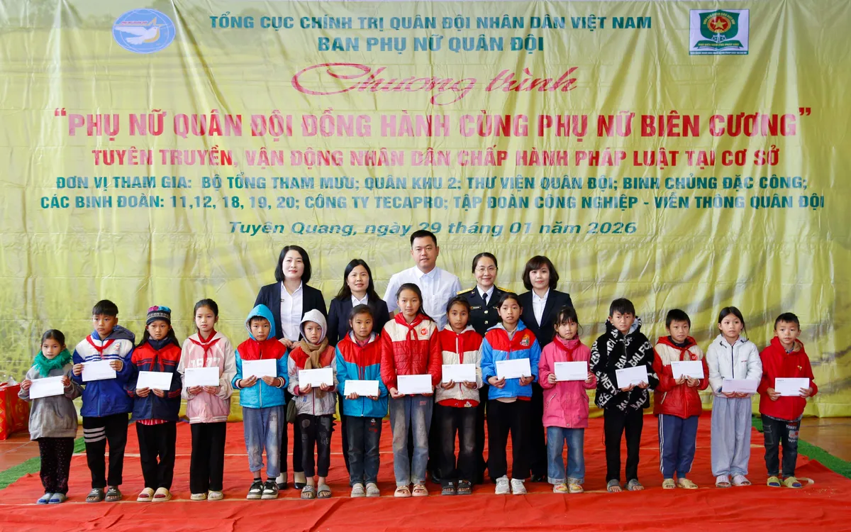 Đại diện Cảng quốc tế Tân Cảng Cái Mép tặng quà cho học sinh nghèo hiếu học