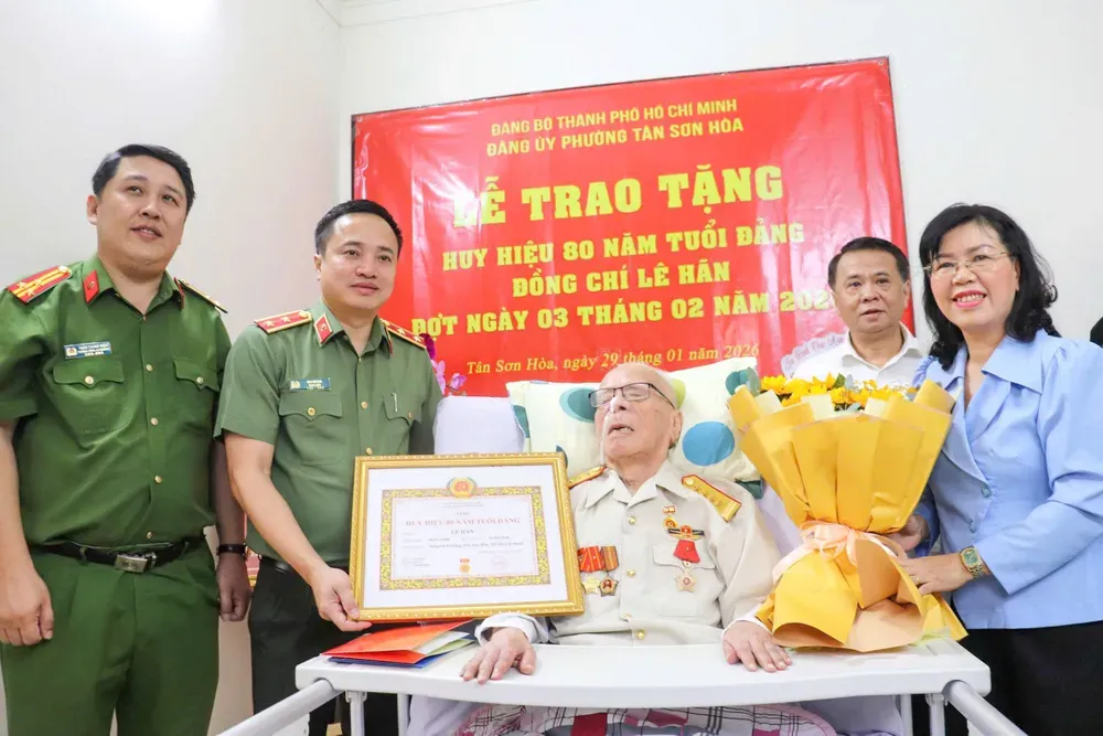 &Ocirc;ng L&ecirc; H&atilde;n nhận Huy hiệu 80 năm tuổi Đảng tại TP.HCM- Ảnh 1.