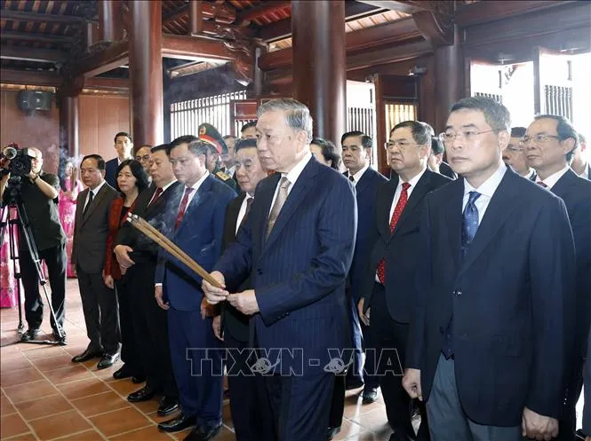 Tổng B&iacute; thư T&ocirc; L&acirc;m d&acirc;ng hương tưởng niệm Chủ tịch Hồ Ch&iacute; Minh tại Nghệ An - Ảnh 2.